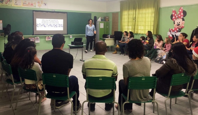 Instituto Pro Bono participa de orientação sobre uso da internet para a população